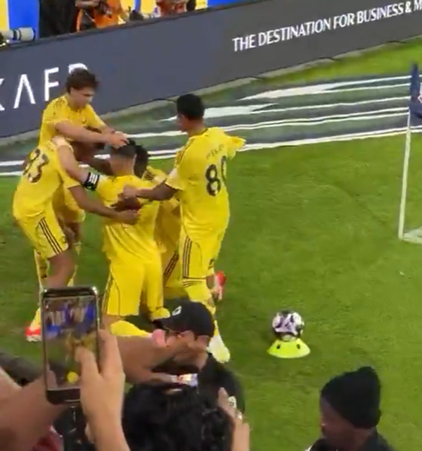 绝杀瞬间！<a href=/juxing/look/zuqiuzhibo/122.html target=_blank class=infotextkey>菲利克斯</a>给C罗戴上“胜利信物”，C罗跳舞回应嗨爆！